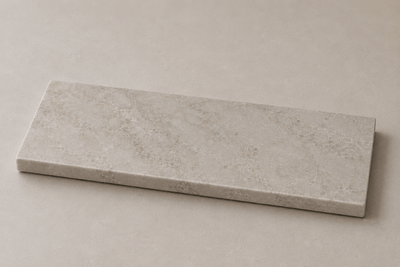 Rechthoekige tapasplank van Technistone Glencoe natuursteen met warme beige tinten en subtiele adering.