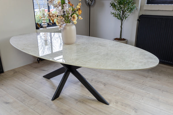 Luxe ovale eettafel van witte marmerlook keramiek met een zwart Light onderstel