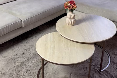 Sfeerimpressie van de 2-delige Salontafel set Travertino Marazzi met focus op het slanke Deluxe onderstel