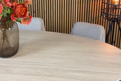 Marazzi keramische tafel Travertino in een modern interieur