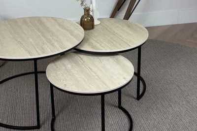 Sfeerimpressie van de 3-delige Salontafel set Travertino Marazzi met focus op de drie hoogtes en het Deluxe frame