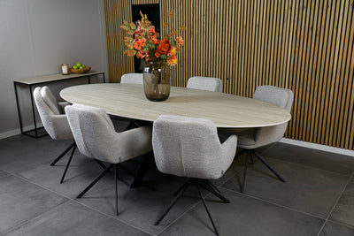 Ovale eettafel Matrix in een sfeervolle setting