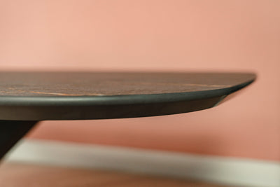 Detailopname van de Sharknose randafwerking op een luxe tafelblad voor een verfijnd en slank design.